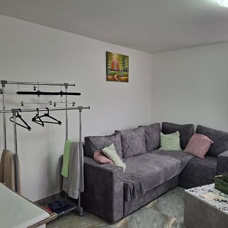 Vila Mir Pirot Luaran gambar