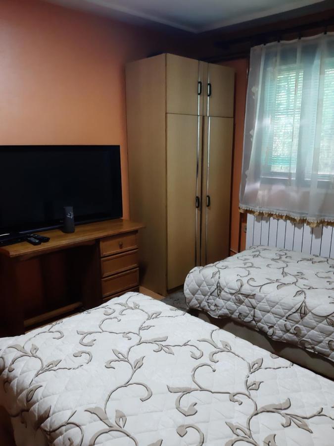 Vila Mir Pirot Luaran gambar