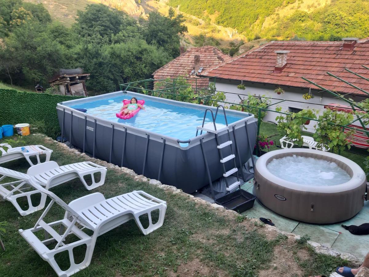Vila Mir Pirot Luaran gambar
