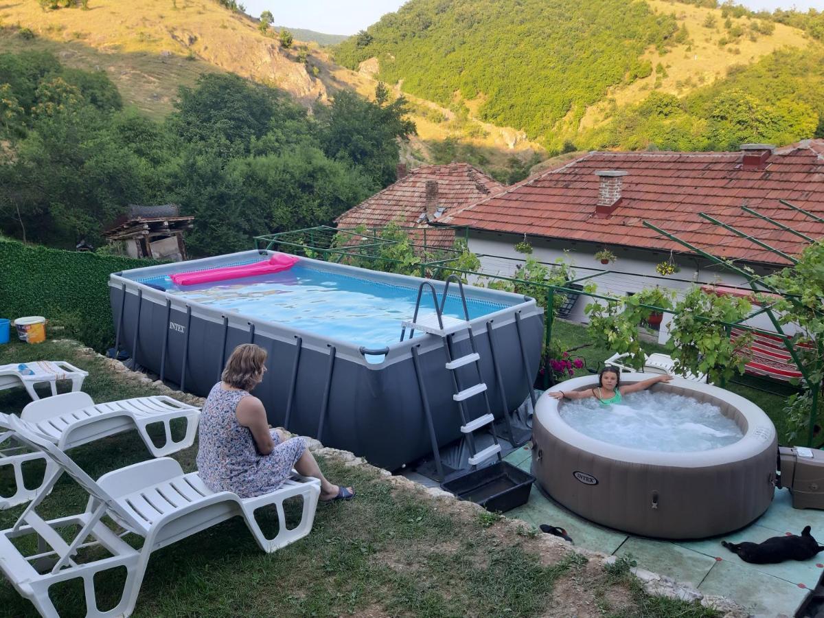 Vila Mir Pirot Luaran gambar