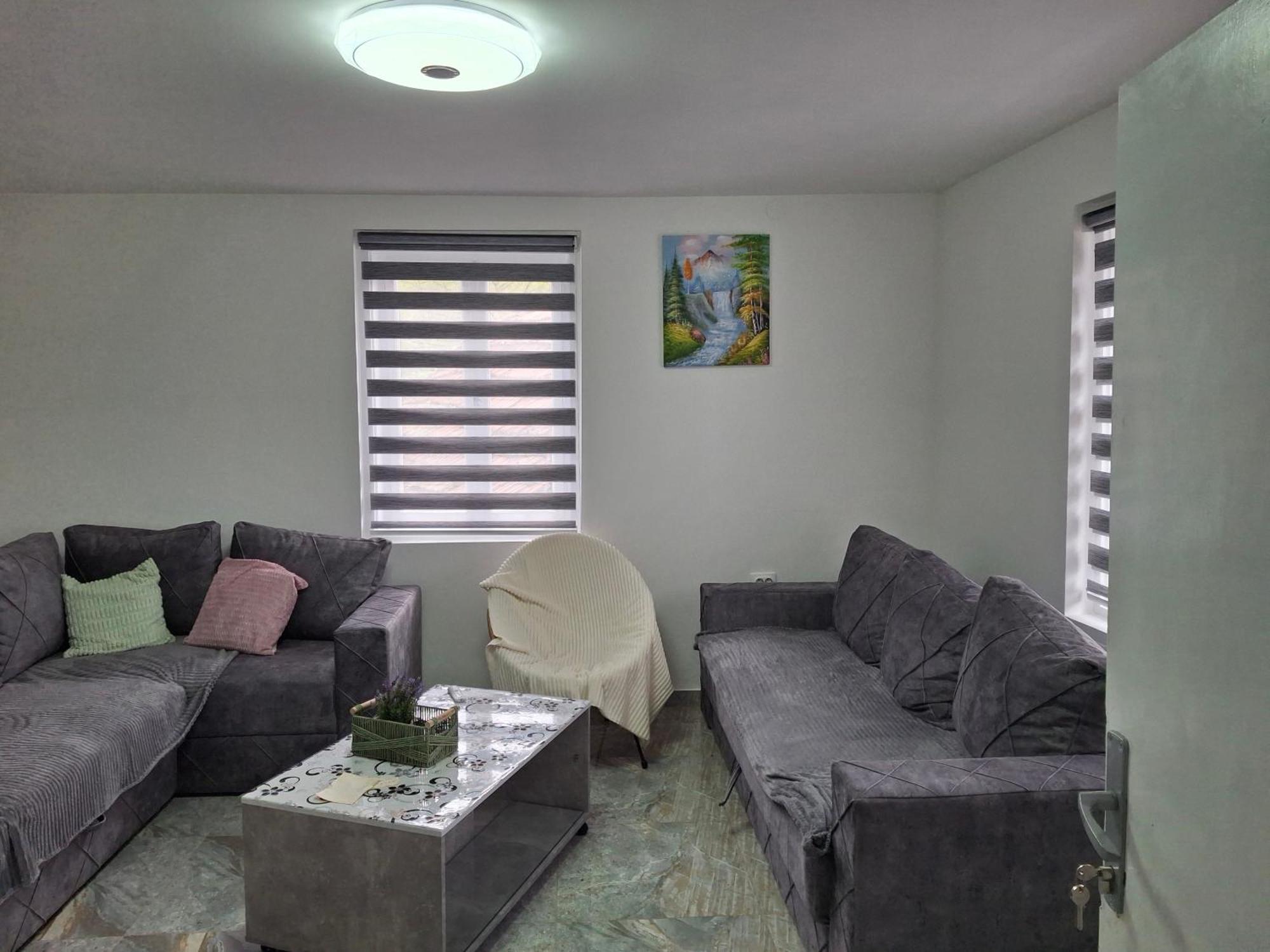 Vila Mir Pirot Luaran gambar