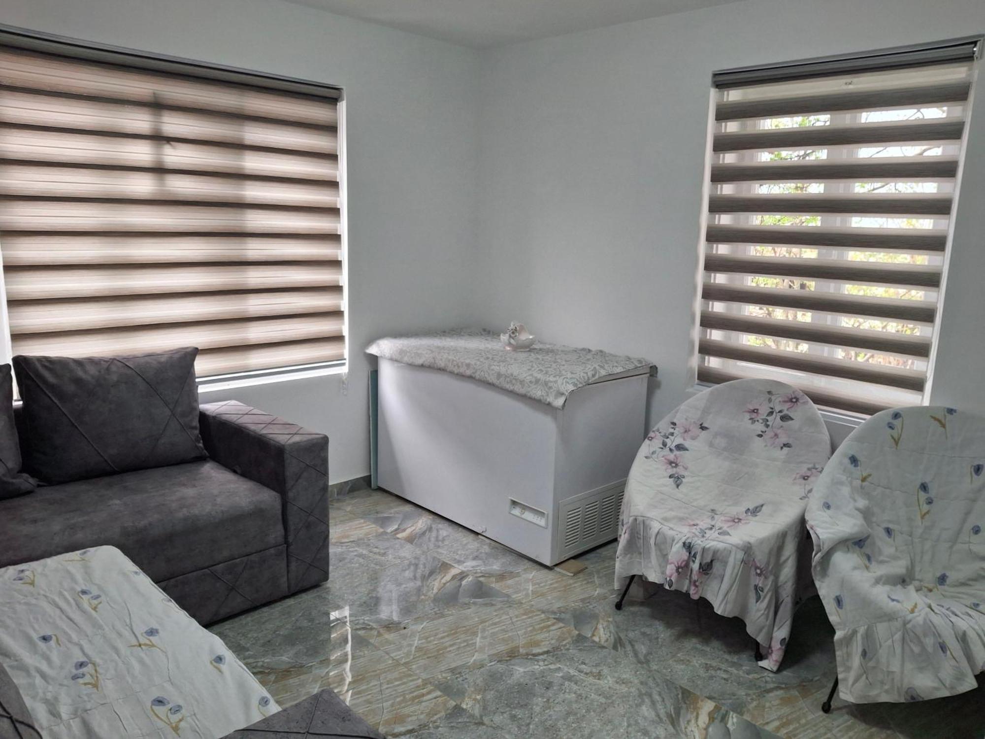 Vila Mir Pirot Luaran gambar